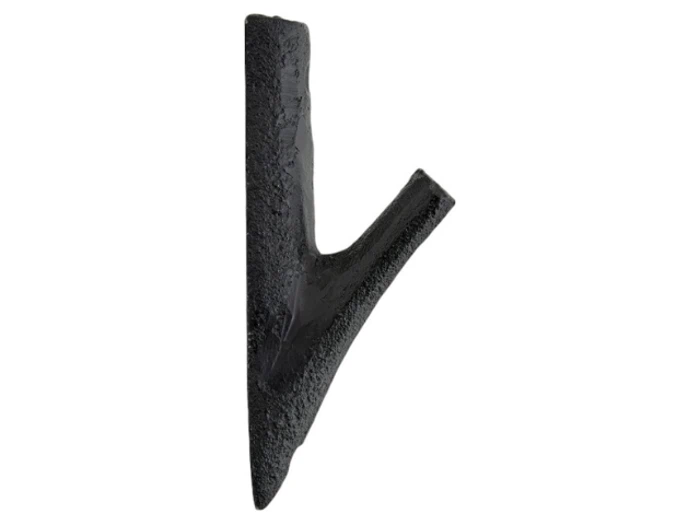 Vægknage i sort metal formet som en gren med en hovedstamme og en kort, vinklet gren, der går ud til højre.