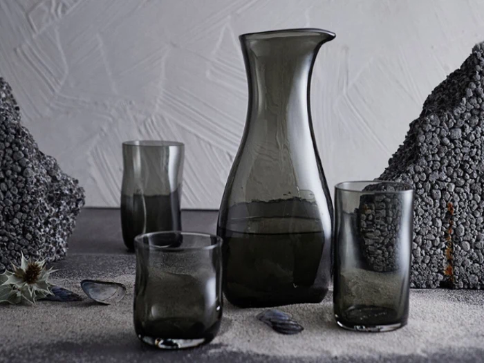 En gruppe sorte glasvarer.