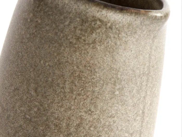 Nærbillede af en beige, struktureret keramikvase med en let skrånende åbning, vist mod en hvid baggrund.