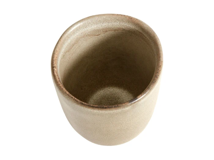 En beige keramikkop med en let afrundet kant, set ovenfra på en hvid baggrund.