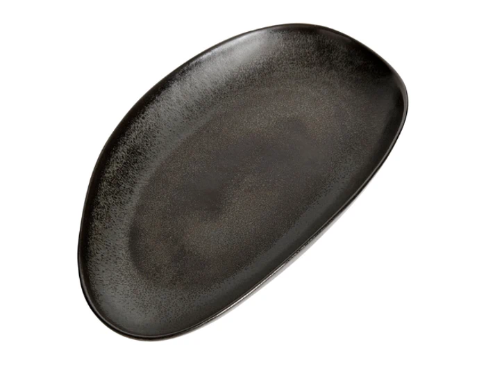 En stor, oval, mørkfarvet keramiktallerken med en let struktureret overflade, vist på en hvid baggrund.