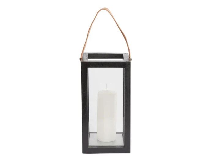 En sort rektangulær lanterne med glassider, et brunt læderhåndtag og et hvidt bloklys indeni.