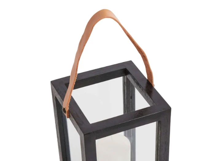 Lanterne i sort glas med håndtag i brunfarvet læder, set skråt oppefra.