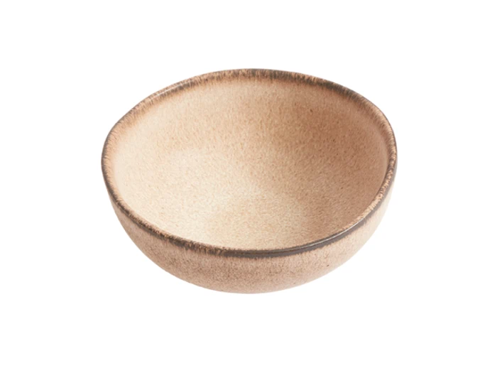 En rund, lav, beige keramikskål med en let struktureret overflade og en glat kant på en hvid baggrund.