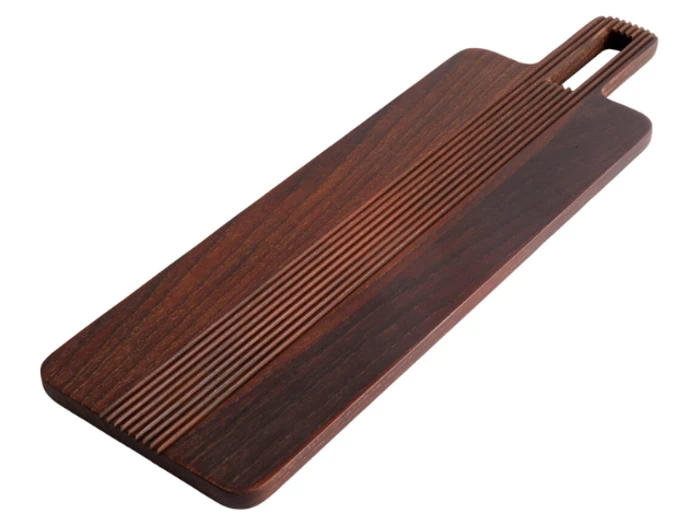Et rektangulært serveringsbræt i mørkt træ med rillede linjer og et håndtag med en udskæring i enden.