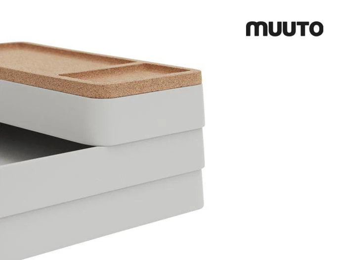 Et nærbillede af en moderne, minimalistisk hvid opbevaringsboks med en korkbakke på toppen. Muuto-logoet ses i øverste højre hjørne.