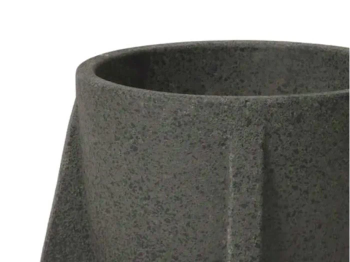 Nærbillede af den øverste del af en struktureret, mørkegrå, cylindrisk krukke med et enkelt, moderne design på en hvid baggrund.