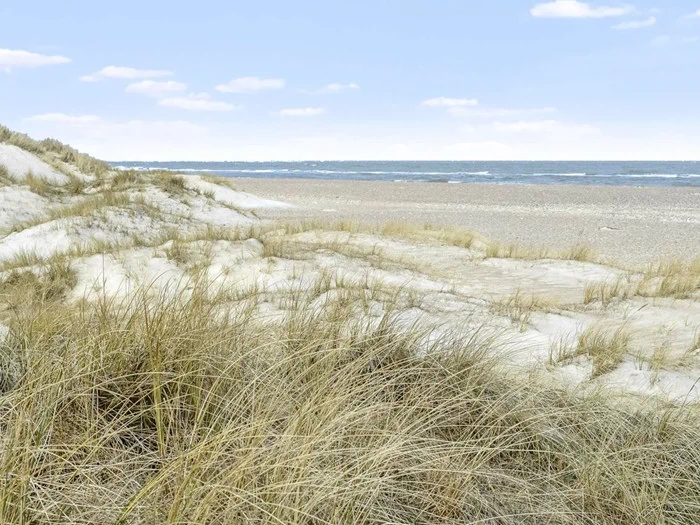 Hverdagsophold for 2 på Rønnes Hotel ved naturskønne Slettestrand