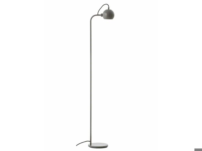 En moderne, minimalistisk grå gulvlampe med rund fod, slank stilk og justerbar kuppelformet skærm. En sort netledning går ud fra foden.