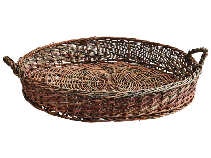 En rund, lav kurve med to hanke, vævet mønster og naturbrune toner.