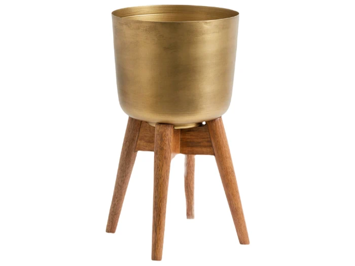 En guldfarvet metalplante står på et træstativ med fire vinklede ben på en hvid baggrund.