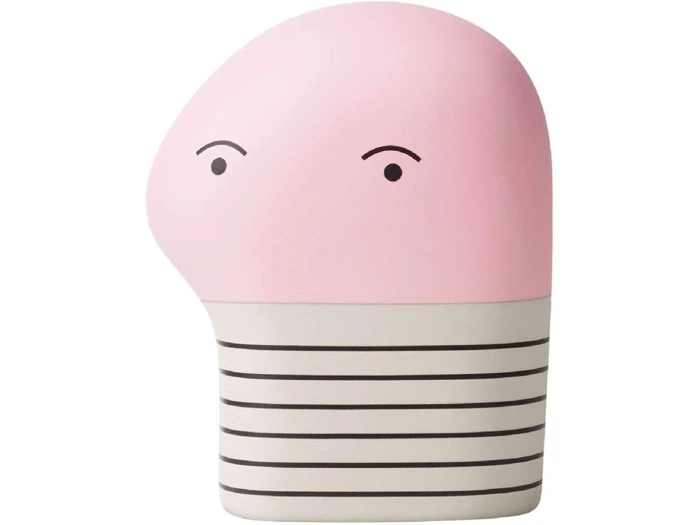 En rund, lyserød lampe i form af en figur med en stribet fod og enkle ansigtstræk.