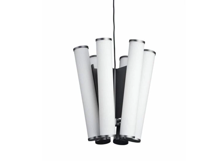 En moderne pendel med seks cylindriske, lodrette hvide skærme arrangeret i et cirkulært mønster omkring et centralt sort armatur.