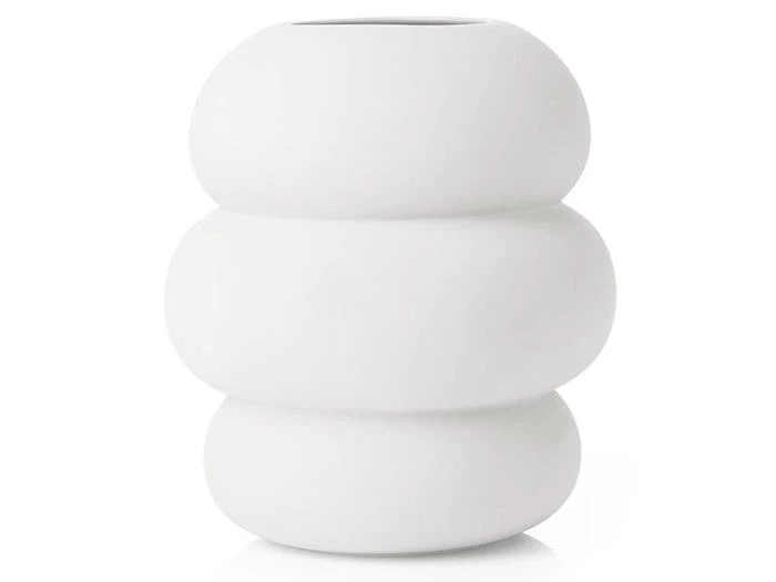 En hvid keramikvase med en mat finish og et afrundet, stablet design i tre etager.