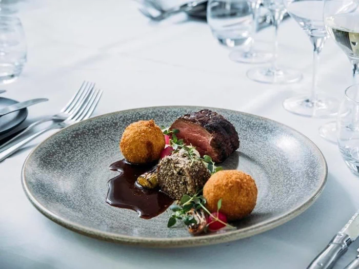 4-Retters Herremandens Menu inkl. vinmenu for 2 personer på Hotel Nørre Vosborg
