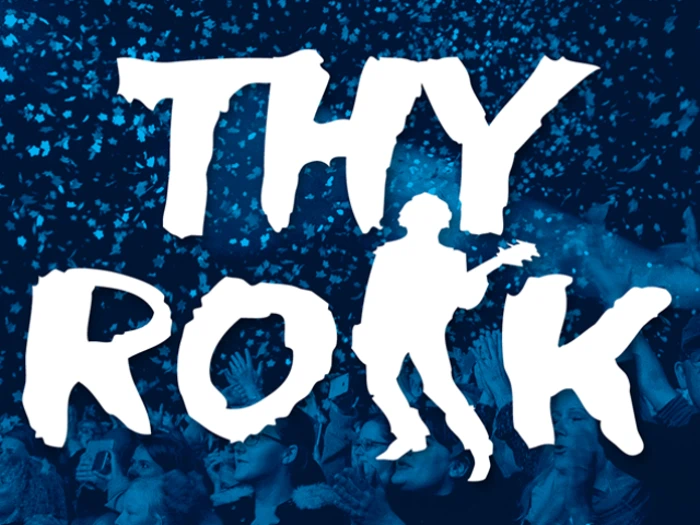 Hvid, fed tekst THY ROCK med en guitarsilhuet over et blåtonet, jublende koncertpublikum og konfetti i baggrunden.