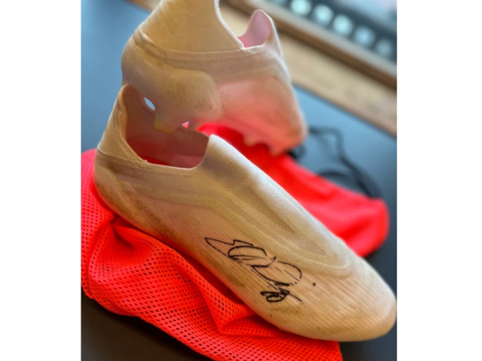 Mohamed Elyounoussis signerede reservestøvler, fra FCK’s 2-0 sejr over AAB