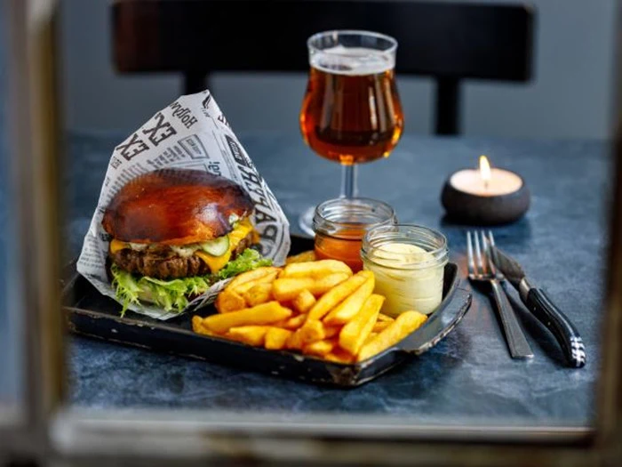 Oksekødsburger med tilhørende for 2 personer hos Restaurant Ombord i Århus