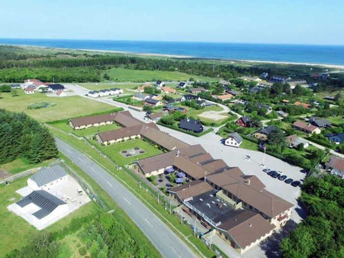 Hverdagsophold for 2 på Rønnes Hotel ved naturskønne Slettestrand