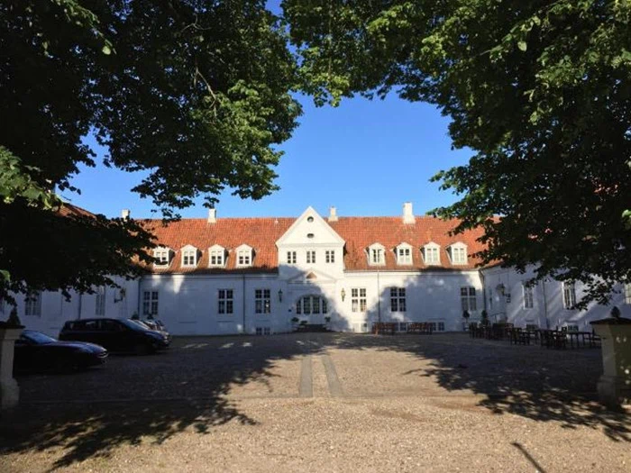 Slotsophold for 2 personer på Store Restrup Slotshotel 