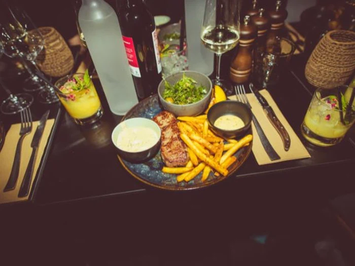 3-retters med vinmenu og velkomstdrink for 4 personer på Zenza