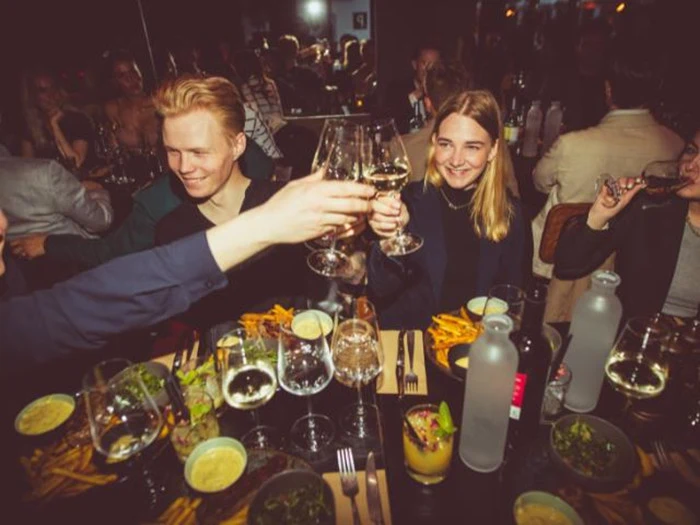 3-retters med vinmenu og velkomstdrink for 4 personer på Zenza