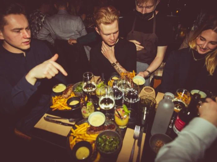 3-retters med vinmenu og velkomstdrink for 4 personer på Zenza