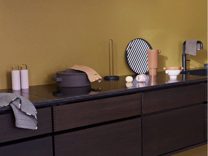 Sæt med Oka bakke & glasbrikker holder fra OYOY - anthracit