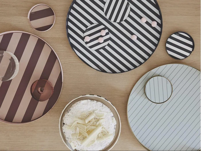 Sæt med Oka bakke & glasbrikker holder fra OYOY - anthracit