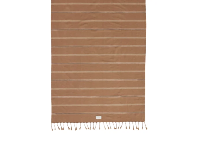 Et brunt rektangulært håndklæde med tynde vandrette hvide striber og korte frynsekvaster langs den nederste kant.