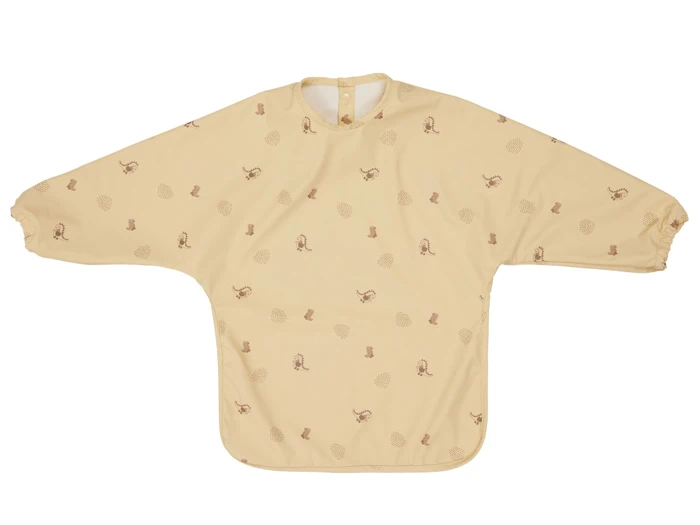 En beige langærmet hagesmæk med elastiske manchetter og små brune mønstre af dyr og agern, designet til børn.