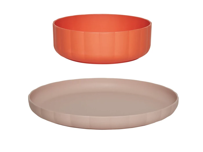 To runde plastikskåle, den ene dyb og orange, den anden flad og lysebrun, placeret på en hvid baggrund.