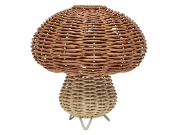En svampeformet lampe af flettet rattan med en lysebrun hat og en beige stilk, der står på en lille metalfod.