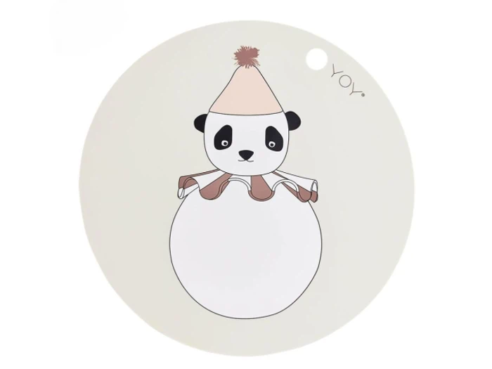 En sød tegnefilmspanda med festhat sidder inde i en stor hvid bold på en rund, lys baggrund med YOY. skrevet nær kanten.
