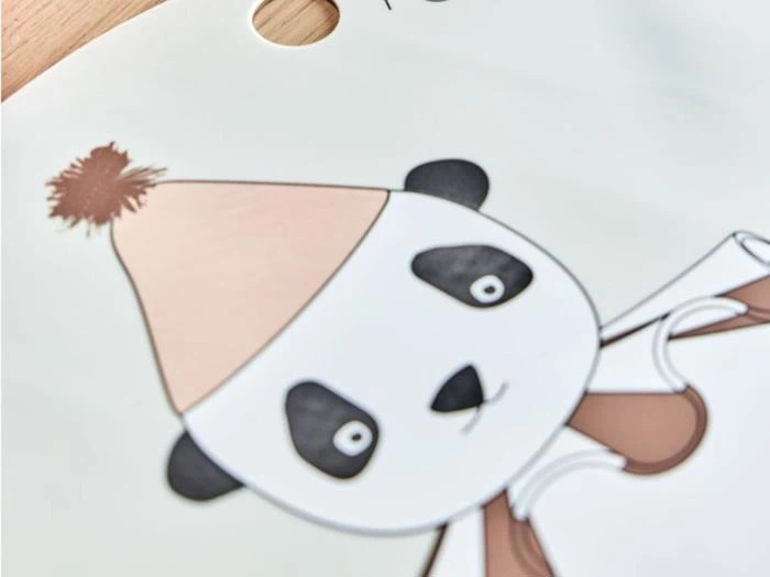 En tegning af en panda iført brun festhat og tørklæde, der holder en skriftrulle, på en lys baggrund med et rundt hul i toppen.