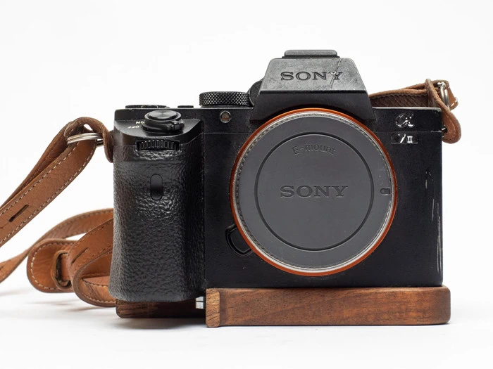Jan Grarups udtjente Sony a7II kamera samt billede og bog