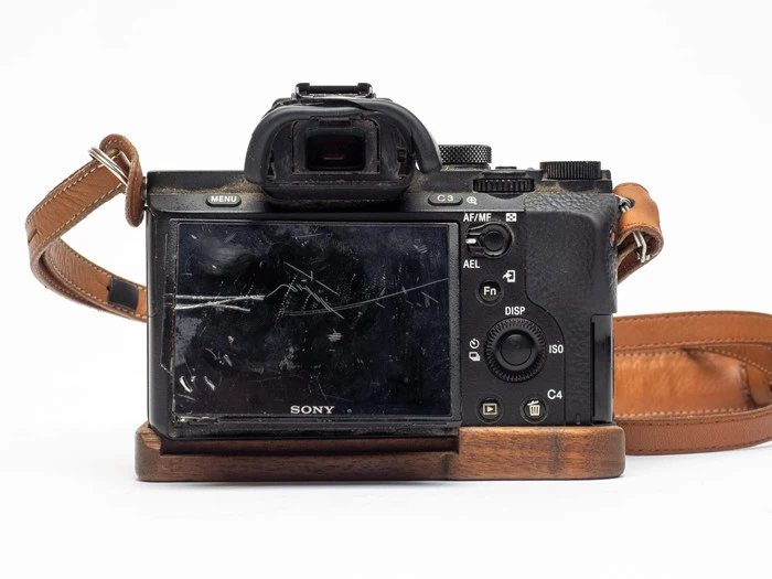 Jan Grarups udtjente Sony a7II kamera samt billede og bog