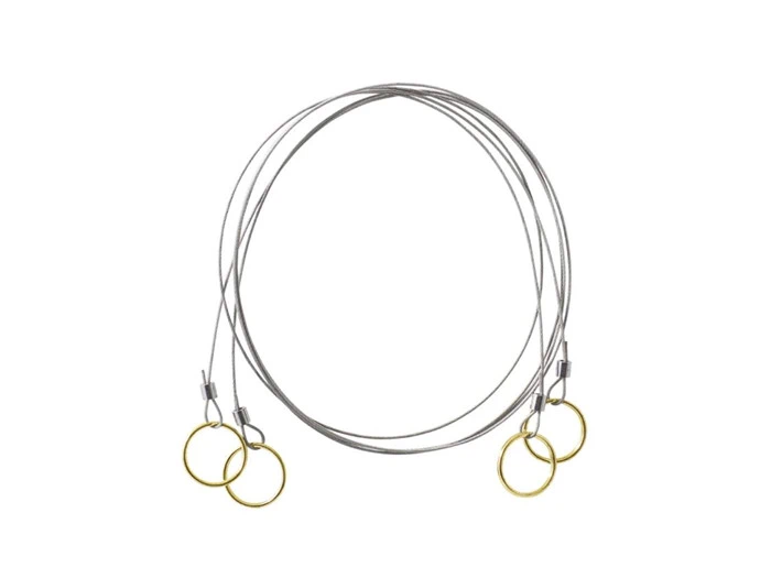 Tre tynde metalkabler, hver med en guldfarvet ring i begge ender, er arrangeret i overlappende sløjfer på en hvid baggrund.
