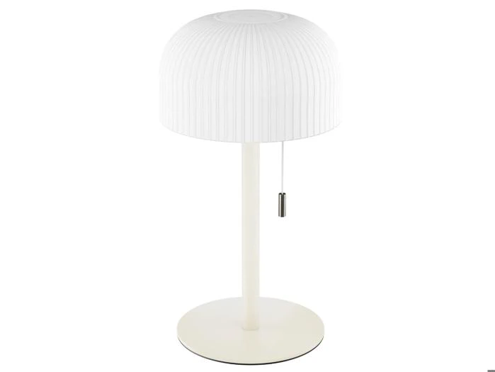 Hvid bordlampe med en rund, riflet, kuppelformet lampeskærm, en slank, lodret stamme, en rund fod og en trækædekontakt, der hænger ned under lampeskærmen.