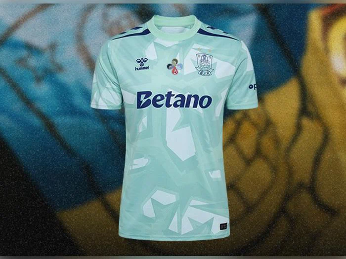 Lysegrøn fodboldtrøje med mintfarvet mønster, Betano-logoet på brystet, Hummel-logoet og PAOK FC’s klubmærke.