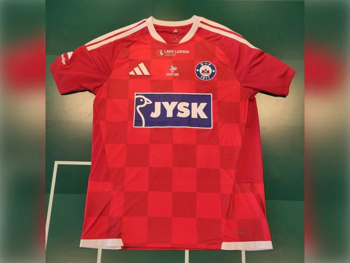 Rød Silkeborg IF-fodboldtrøje med ternet mønster og sponsorlogoer for JYSK og Lars Larsen Group.