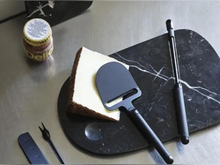 Pebble osteskærer m. ekstra strenge, kniv & gaffel i sort rustfrit stål fra Normann Copenhagen