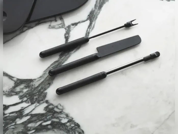 Pebble osteskærer m. ekstra strenge, kniv & gaffel i sort rustfrit stål fra Normann Copenhagen