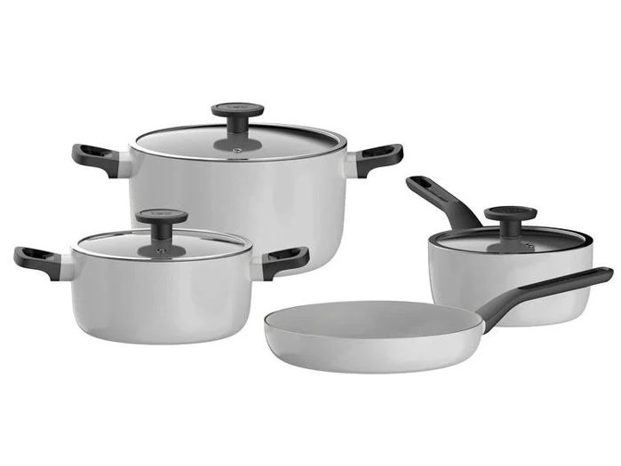 Et sæt bestående af fire hvide gryder og pander med non-stick-belægning, sorte håndtag og glaslåg.