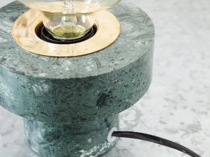 Pin bordlampe i grøn marmor fra House Doctor