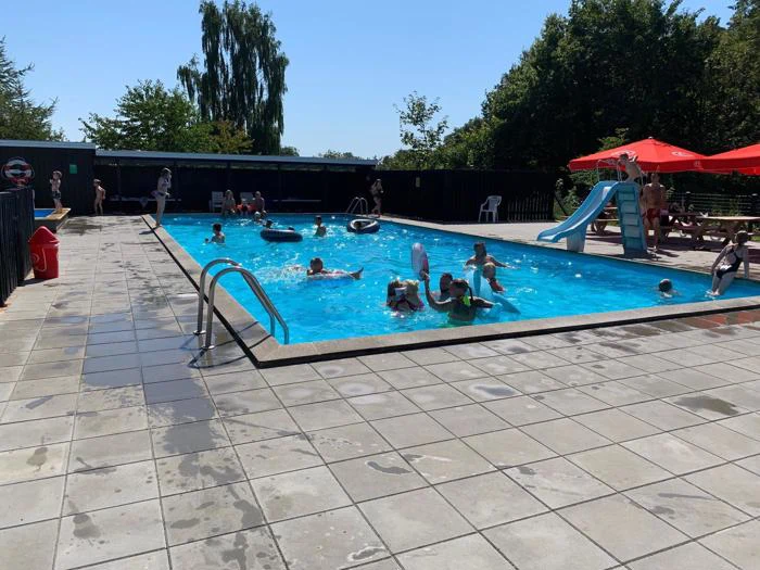 Miniferie for familien på Løgballe Camping - mobilehome til 6 personer minigolf og opvarmet pool
