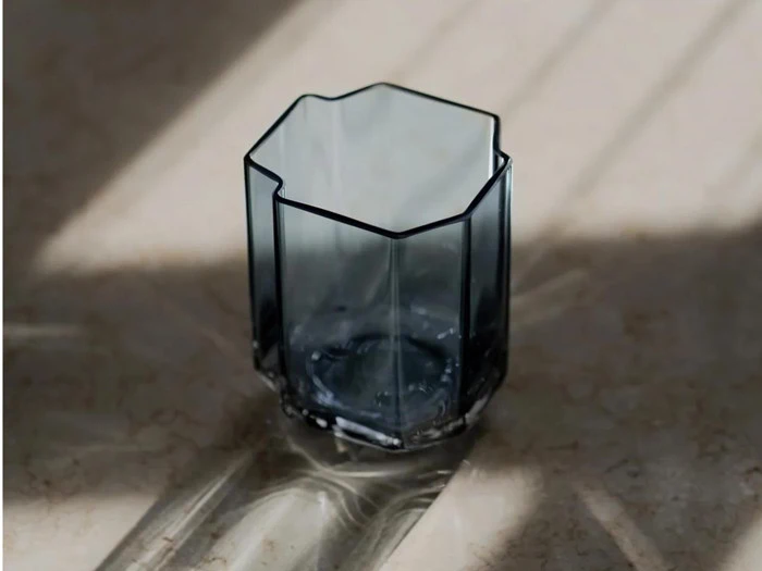 Funki Light Asymmetrisk lysestage i blå fra Louise Roe - Ø: 10 cm H: 13 cm