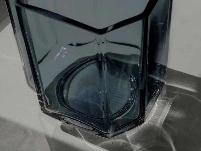 Funki Light Asymmetrisk lysestage i blå fra Louise Roe - Ø: 10 cm H: 13 cm