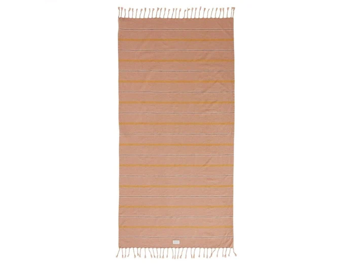 Et rektangulært, lysebrunt håndklæde med tynde gule vandrette striber og frynser i begge ender, lagt fladt på en hvid baggrund.