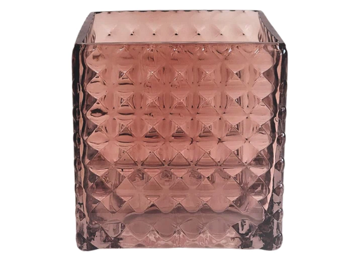 En glasvase med diamantmønster.